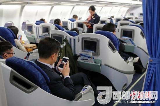 在東航MU5137航班上，旅客全程在飛行模式下可以使用手機(jī)。殷立勤 攝