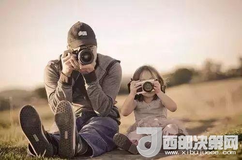“曾子殺豬”故事在前，最近又有《父母說好考了90分就去看海，被爽約后女孩離家出走》新聞在后。父母如果自己的行為“打臉”了，又怎么能在孩子面前掌握教育的主動(dòng)權(quán)。