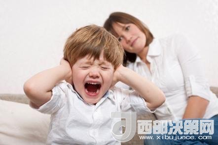 這時(shí)孩子可能會(huì)一直哭，甚至觀察父母的反應(yīng)。父母這時(shí)候可以讓他哭，哭累了自然就會(huì)停下，要讓孩子明白“鬧起來沒道理我不會(huì)心疼你”。