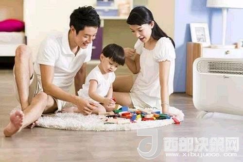 兒童時(shí)期，孩子好奇心強(qiáng)，喜歡“打破砂鍋問到底”、“探究性拆東西”、“自言自語做游戲”。這些聽似好笑，看似頑皮的言行舉止，恰恰就是孩子創(chuàng)造火花的閃現(xiàn)。心理學(xué)家鄧斯克認(rèn)為，小孩子在游戲中的“假裝”會(huì)大大促進(jìn)他們的發(fā)散思維。