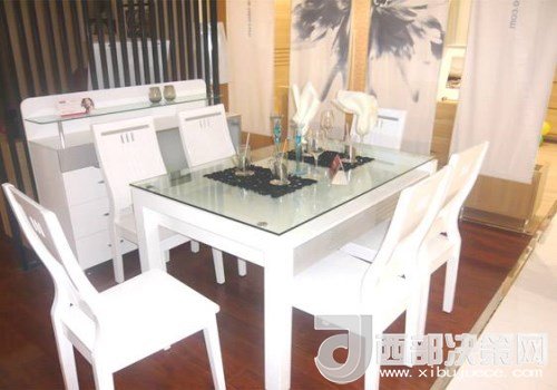 喜歡白色餐桌 但椅子該如何搭配？