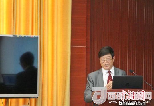 圖為中南大學(xué)教授歐陽友權(quán)在現(xiàn)場作了題為“我國文化產(chǎn)業(yè)發(fā)展的三大拐點與高校的責(zé)任”報告。　趙曉 攝