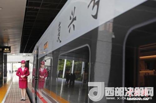 資料圖：4月10日，列車員在“復(fù)興號”列車旁迎接旅客的到來。 <a target='_blank'  data-cke-saved- >中新社</a>記者 殷立勤 攝