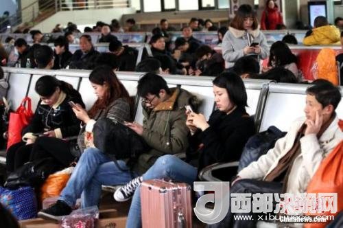 資料圖：移動互聯(lián)網(wǎng)時(shí)代，旅客都拿著手機(jī)打發(fā)時(shí)間。<a target='_blank' >中新社</a>記者 王中舉 攝