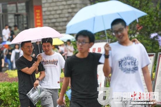 資料圖：6月8日，山西太原，考生打傘走出考場。當日，全國部分地區(qū)2018年高考結(jié)束。 <a target='_blank'  data-cke-saved- >中新社</a>記者 武俊杰 攝