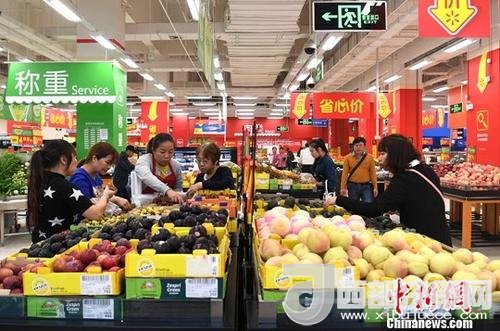 資料圖：民眾在超市選購(gòu)水果。<a target='_blank'  data-cke-saved- >中新社</a>記者 俞靖 攝