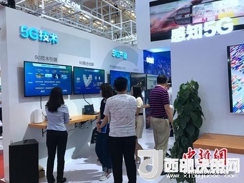 資料圖：普通消費(fèi)者在參觀5G技術(shù)展示。<a target='_blank'  data-cke-saved-  >中新網(wǎng)</a> 吳濤 攝