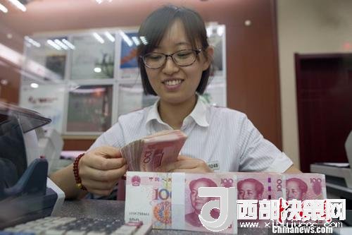 7月5日，山西太原一銀行工作人員正在清點(diǎn)貨幣。人民幣對(duì)美元匯率中間價(jià)在經(jīng)歷了過(guò)去11個(gè)交易中的10次下調(diào)后終于迎來(lái)大漲。5日，中國(guó)外匯交易中心公布人民幣對(duì)美元匯率中間價(jià)報(bào)6.6180，較前一交易日大幅上調(diào)415個(gè)基點(diǎn)，創(chuàng)下自2017年10月11日以來(lái)的最大升幅。<a target='_blank' >中新社</a>記者 張?jiān)?攝