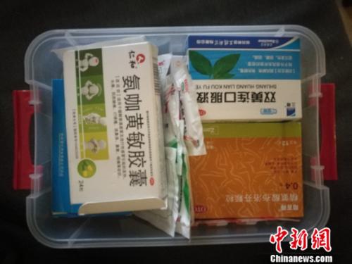 圖為家里的藥盒。 謝藝觀 攝