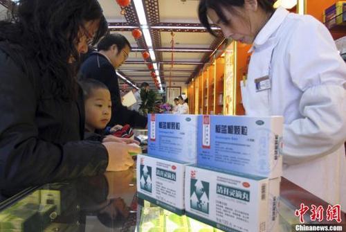 資料圖：北京一家老字號(hào)藥店內(nèi)，前來購(gòu)買藥品的市民絡(luò)繹不絕。<a target='_blank'  data-cke-saved- ><p  align=