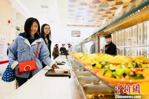 　資料圖：消費(fèi)者在餐廳就餐?！惴?攝