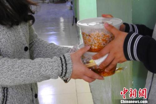 外賣配送員將外賣送到學(xué)生宿舍。受訪者供圖