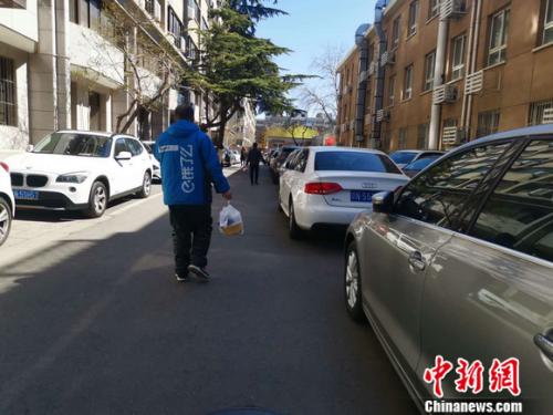 圖為餓了么配送員正在送餐。 謝藝觀 攝