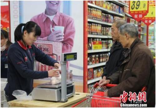 資料圖：在保定市北市區(qū)一家大型超市內(nèi)，促銷員正在為購(gòu)買雞蛋的市民稱量、打包。李芳華 攝