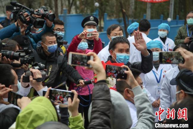 圖為貴州省最后一名新冠肺炎確診患者從貴州省將軍山醫(yī)院出院，患者與眾人揮手告別?！■暮陚?攝