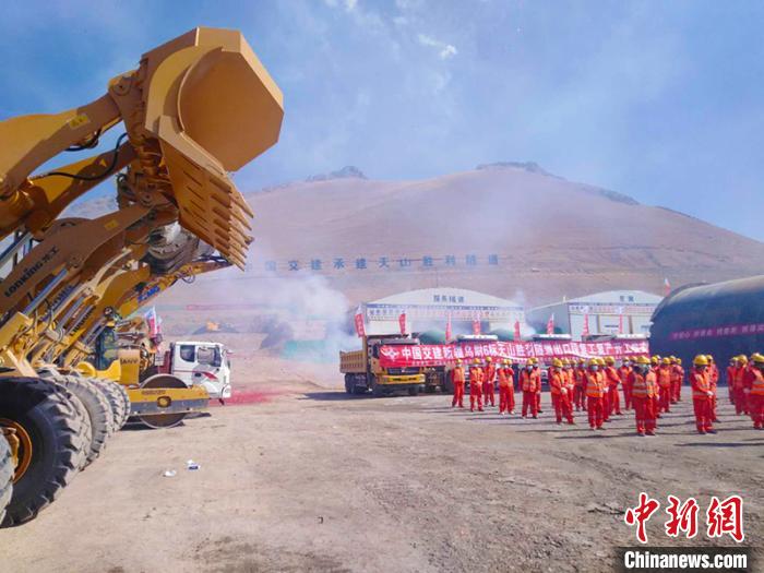 備受國內外關注的G0711線烏魯木齊至尉犁高速公路建設項目天山勝利隧道復工“進行時”?！￡悇︼w 攝