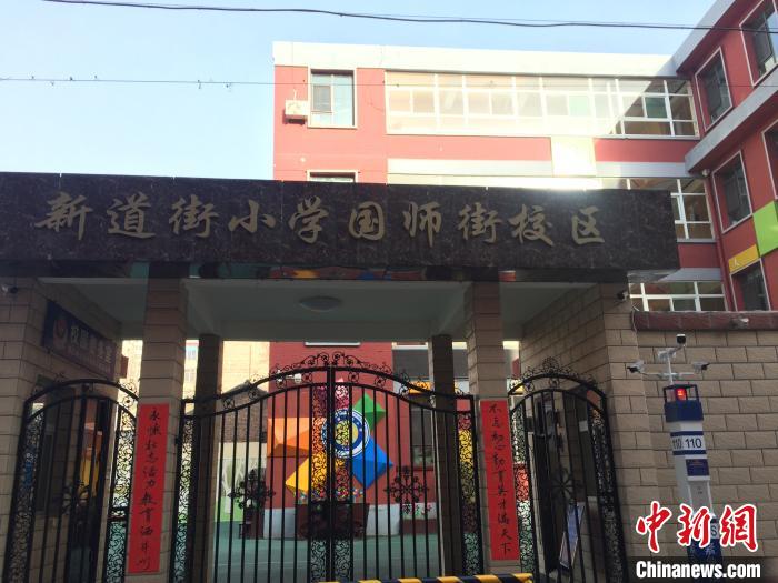 返校學(xué)生要到指定校門口報(bào)到，入校時(shí)需佩戴口罩，并進(jìn)行身份核驗(yàn)、實(shí)名登記、體溫檢測(cè)。　高瑞峰 攝