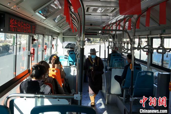 拉薩市民生活如常，圖為民眾戴口罩乘坐公交車?！〗w波 攝
