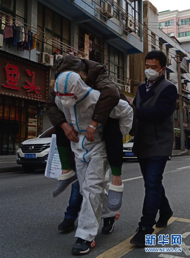 （習(xí)近平致敬的戰(zhàn)“疫”英雄·公安干警篇·圖文互動）（4）他們，抗疫一線鑄警魂