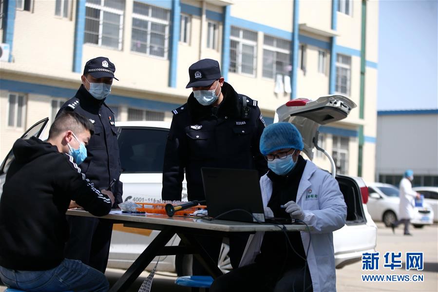 （習(xí)近平致敬的戰(zhàn)“疫”英雄·公安干警篇·圖文互動）（3）他們，抗疫一線鑄警魂