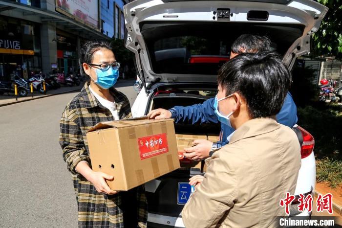 圖為昆明支援湖北醫(yī)護(hù)人員家庭收到“暖心蔬菜”。云南省委統(tǒng)戰(zhàn)部供圖