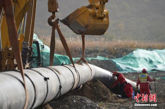 資料圖：天然氣管道施工現(xiàn)場(chǎng)。<a target='_blank'  data-cke-saved- >中新社</a>記者 蘇丹 攝