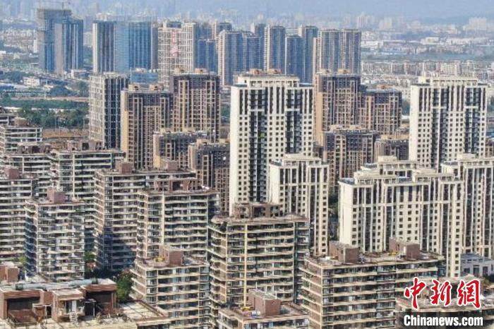 房地產(chǎn)行業(yè)作為特殊的商品銷售業(yè)，受疫情影響，一些企業(yè)資金回籠困難，亟待金融和稅務(wù)部門的政策支持?！°蟛?攝