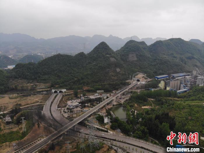 貴州省首條城際高速鐵路——安六鐵路開始聯(lián)調(diào)聯(lián)試。中國鐵路成都局集團(tuán)公司供圖