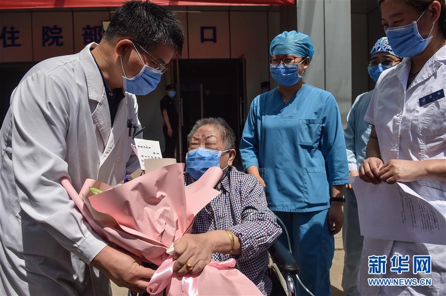 （新華全媒頭條·圖文互動(dòng)）（1）“始終把人民群眾生命安全和身體健康放在第一位”——中國(guó)抗疫彰顯“生命至上、人民至上”理念