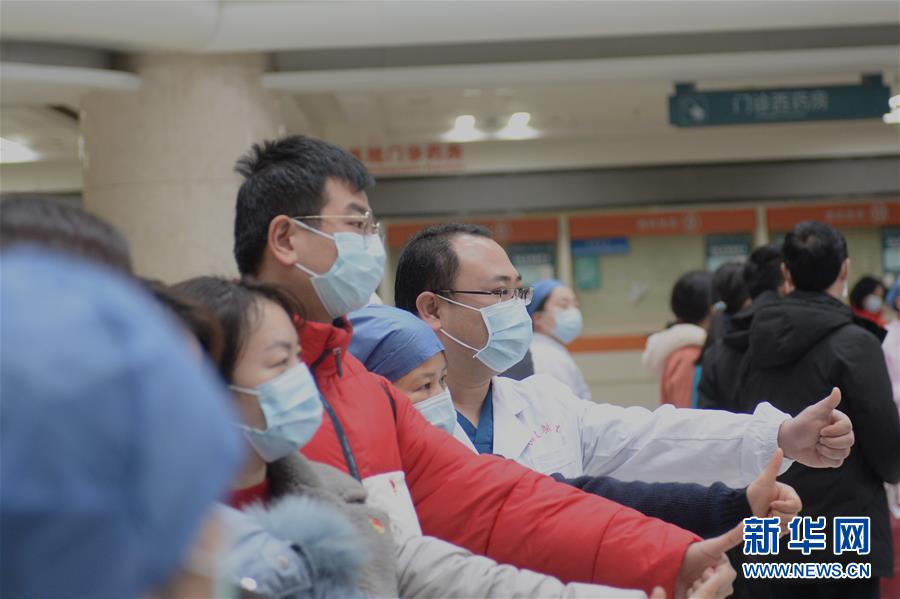 （新華全媒頭條·圖文互動(dòng)）（5）“始終把人民群眾生命安全和身體健康放在第一位”——中國(guó)抗疫彰顯“生命至上、人民至上”理念