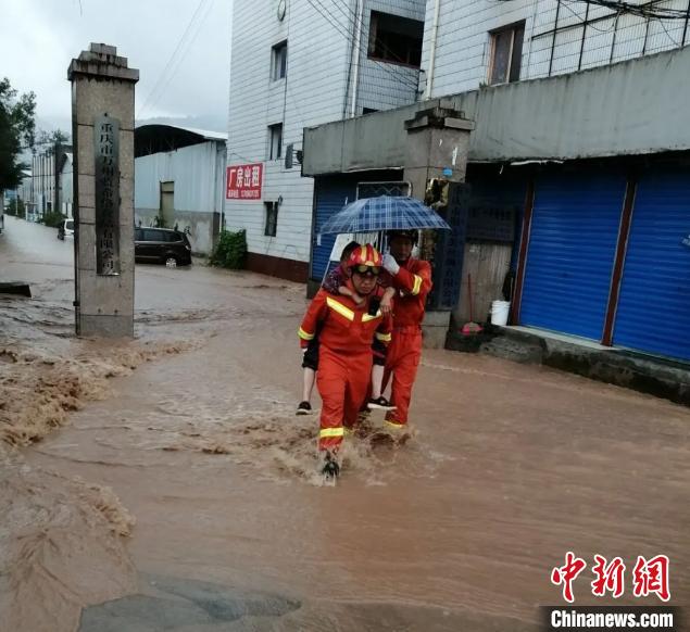 圖為消防救援人員營救被困民眾?！≈貞c萬州區(qū)委宣傳部供圖 攝