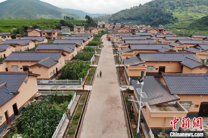 平坦的水泥路從村民居住區(qū)穿過?！埨?攝