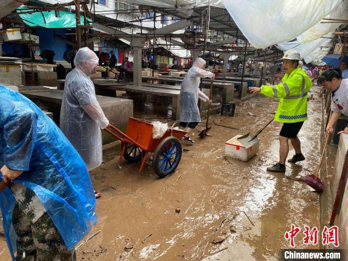圖為7月26日，暴雨引發(fā)的洪水過(guò)境后，重慶萬(wàn)州區(qū)分水鎮(zhèn)政府干部職工及志愿者清掃淤泥和垃圾?！　≈貞c萬(wàn)州區(qū)委宣傳部供圖 攝