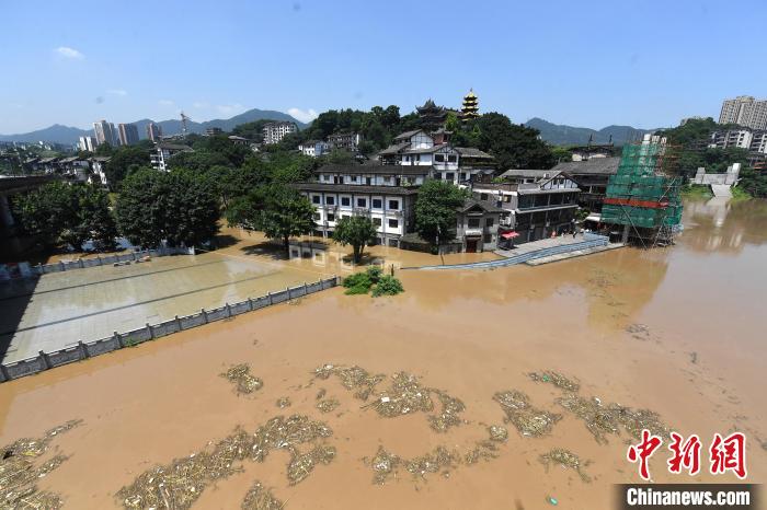 圖為7月27日，嘉陵江重慶段水位持續(xù)上漲，千年古鎮(zhèn)磁器口低洼段已被洪水淹沒?！￡惓?攝