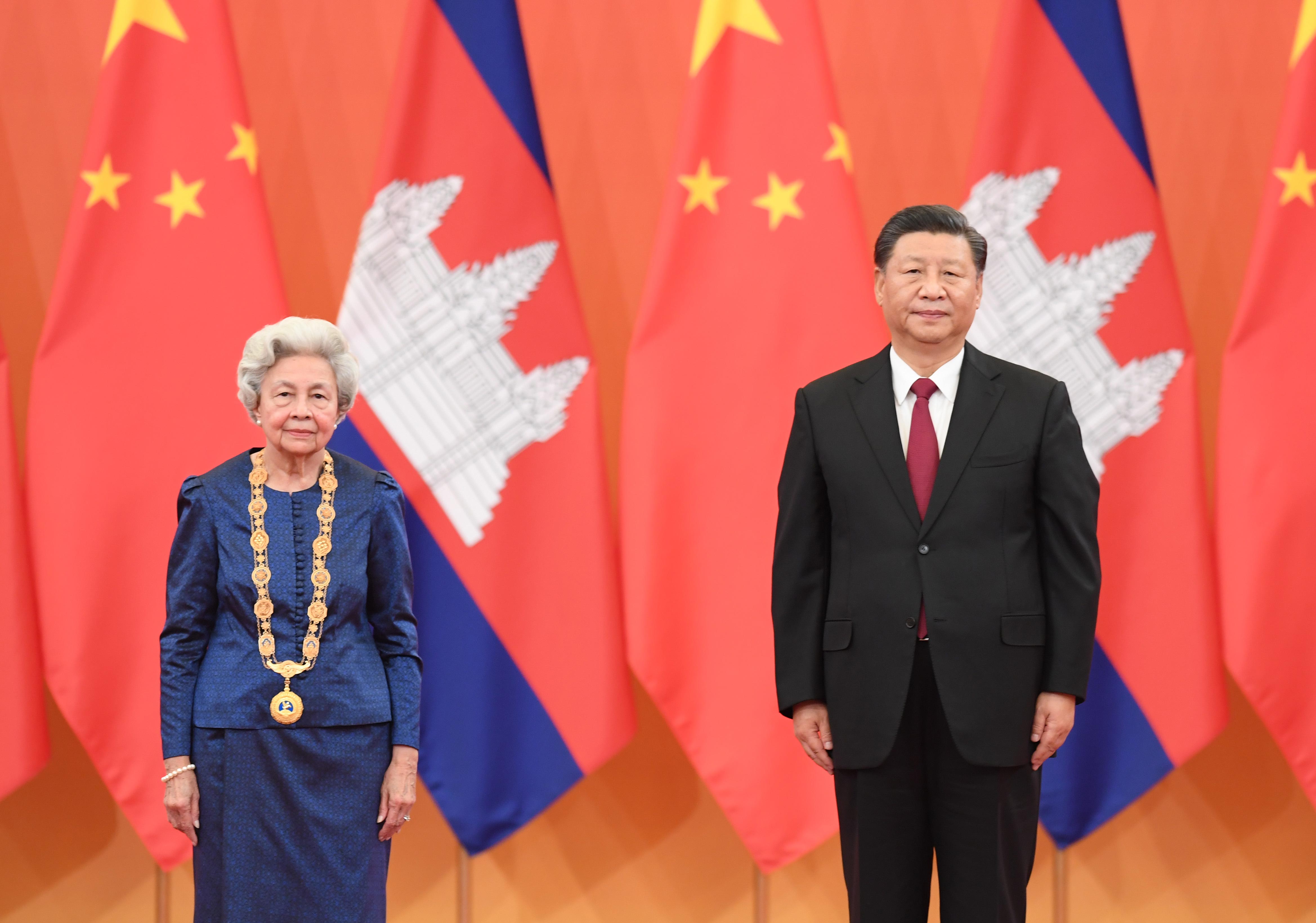 11月6日，國(guó)家主席習(xí)近平在北京人民大會(huì)堂為柬埔寨太后莫尼列舉行中華人民共和國(guó)“友誼勛章”頒授儀式。