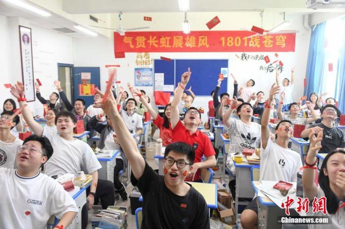 資料圖：6月6日，湖南長(zhǎng)沙同升湖實(shí)驗(yàn)學(xué)校教師與考生拋起紅包迎接高考。 楊華峰 攝