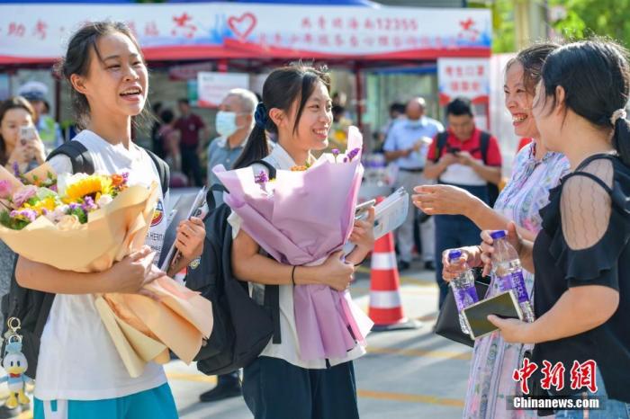 資料圖：6月10日，海南省?？谑泻Ｄ现袑W(xué)考點外，家長為剛剛走出考場的考生送上鮮花。當日，海南省2021年高考結(jié)束 。 <a target='_blank'  data-cke-saved- ><p  align=