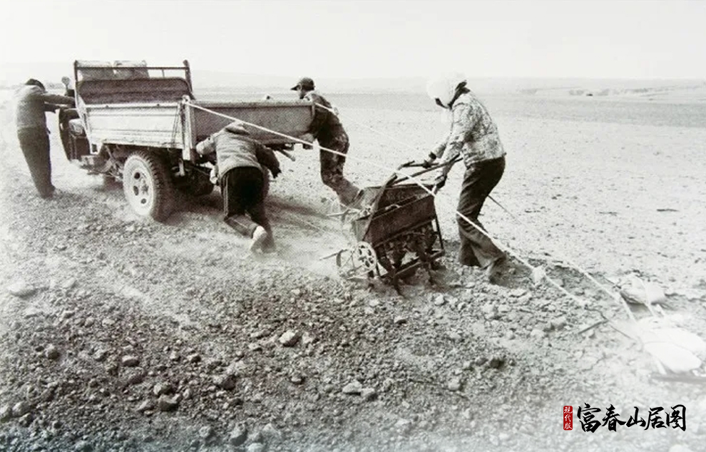 寧夏回族自治區(qū)銀川市永寧縣閩寧鎮(zhèn)建設(shè)初期，移民群眾在戈壁灘上開荒種田。