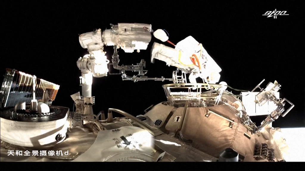 2021年12月26日晚，神十三航天員乘組進(jìn)行第二次出艙活動(dòng)。航天員葉光富將自己依附在機(jī)械臂上。