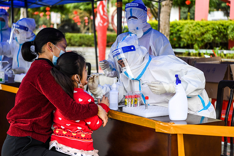 2022年2月16日，在廣西百色市德?？h，醫(yī)務(wù)人員在做核酸采樣。