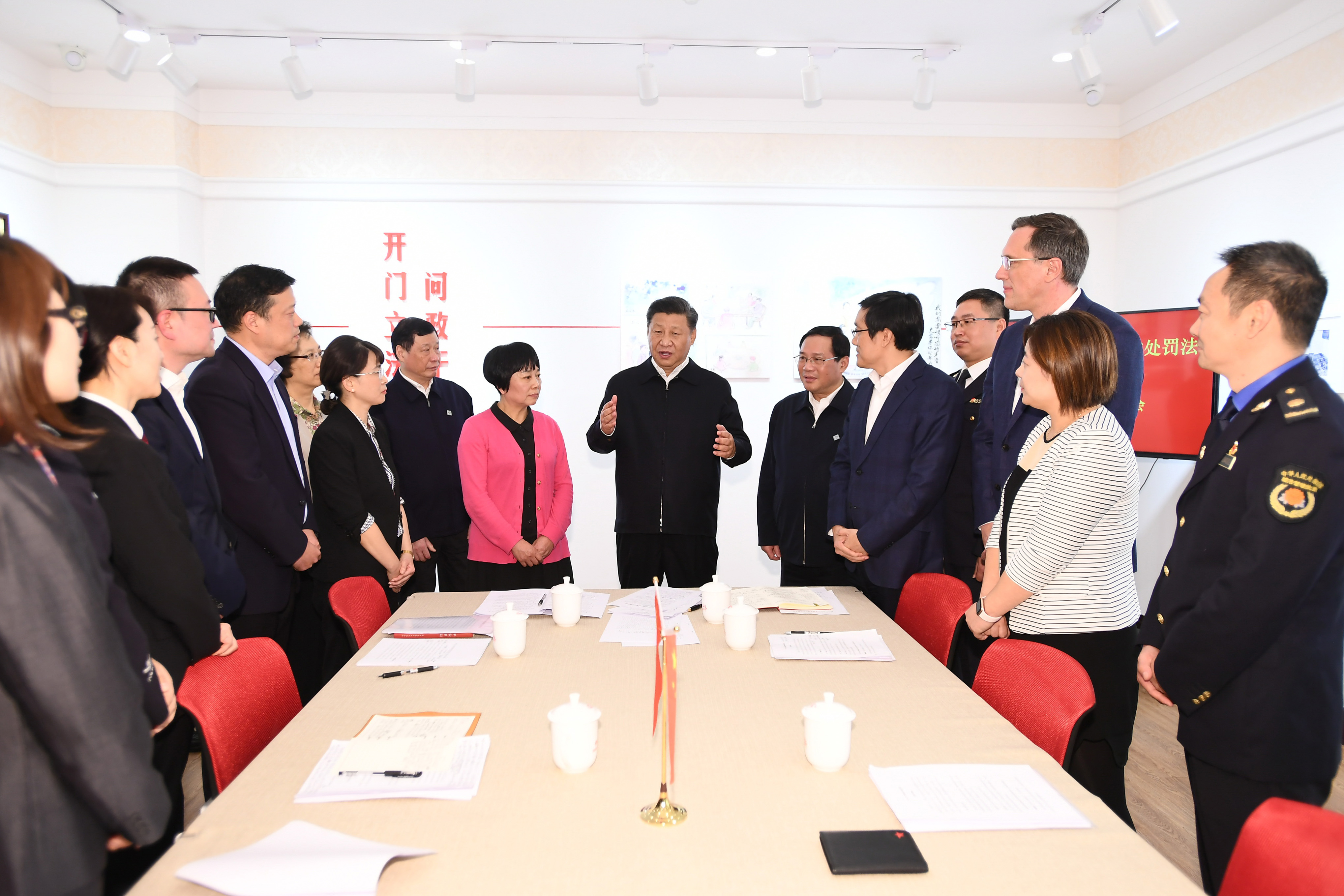 2019年11月2日，習(xí)近平總書記在上海長(zhǎng)寧區(qū)虹橋街道古北市民中心，同正在參加立法意見(jiàn)征詢的社區(qū)居民代表親切交流。