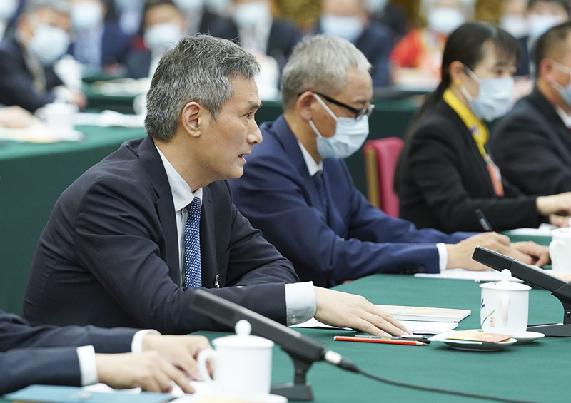 2020年5月24日，全國人大代表羅杰（左一）參加湖北代表團(tuán)的審議并發(fā)言。