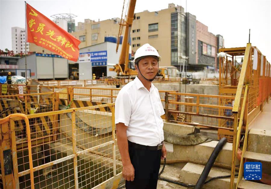 (新華全媒頭條·圖文互動)(2)習(xí)近平關(guān)心關(guān)懷勞動者的故事