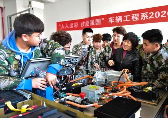 2021年4月16日，在山西工程科技職業(yè)大學，老師在指導學生進行電池檢測。新華社記者 柴婷 攝