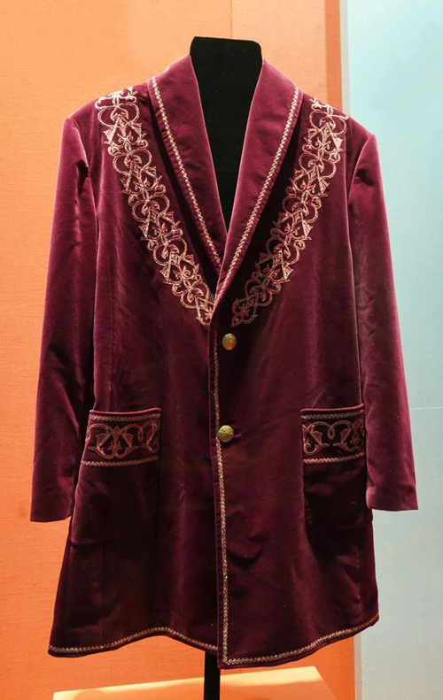 2013年9月，時(shí)任哈薩克斯坦總統(tǒng)納扎爾巴耶夫贈(zèng)送習(xí)近平主席的哈薩克斯坦民族服裝。