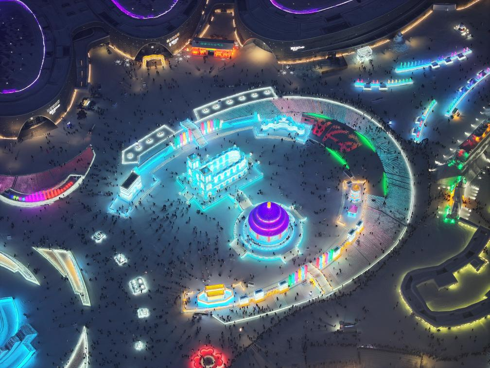 這是2023年12月27日在哈爾濱冰雪大世界拍攝的以巴黎圣母院和北京天壇為核心的冰建景觀群。